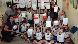 Entregando-os-potes-de-sorvete-para-a-Turma-da-Sopa-EIJ3T4-2016-03-30-FT-8-e1461075353722