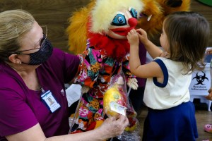 Teatro de fantoches dá as boas-vindas a alunos de Educação Infantil