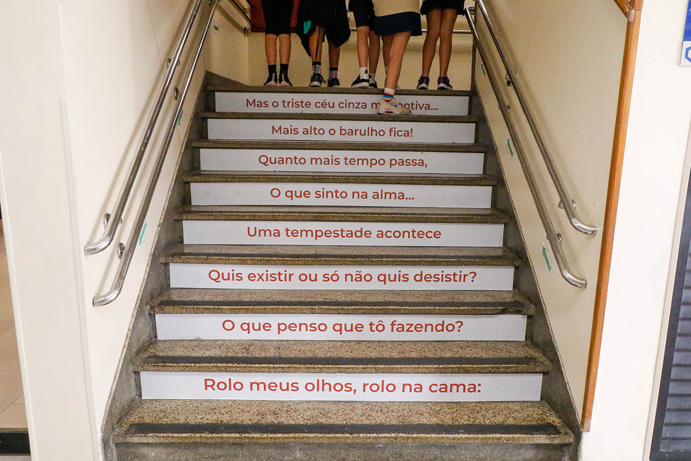 As escadas da nossa instituição decoradas com poesia
