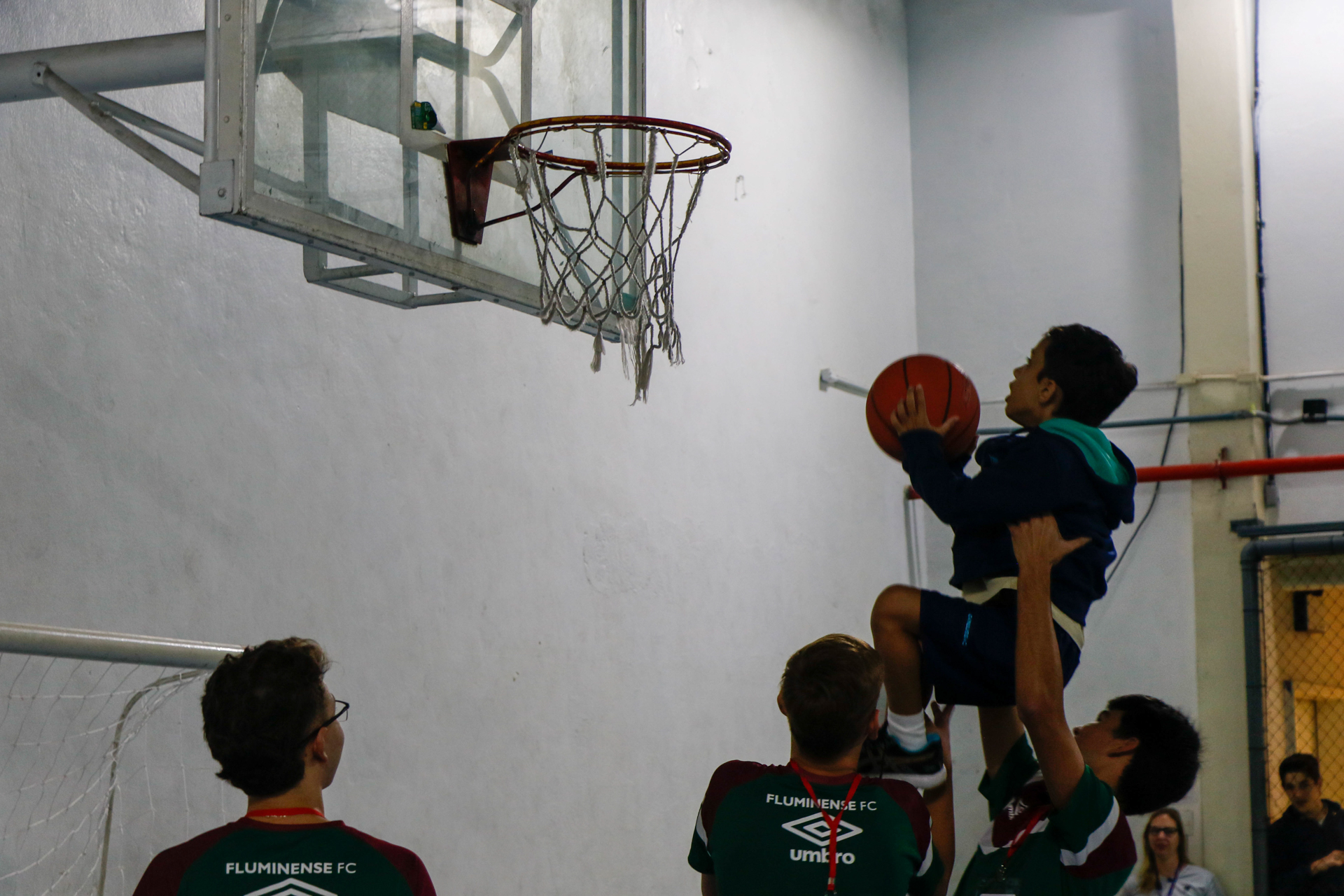 Turma 3T1 participam de uma partida com jogadores de basquete