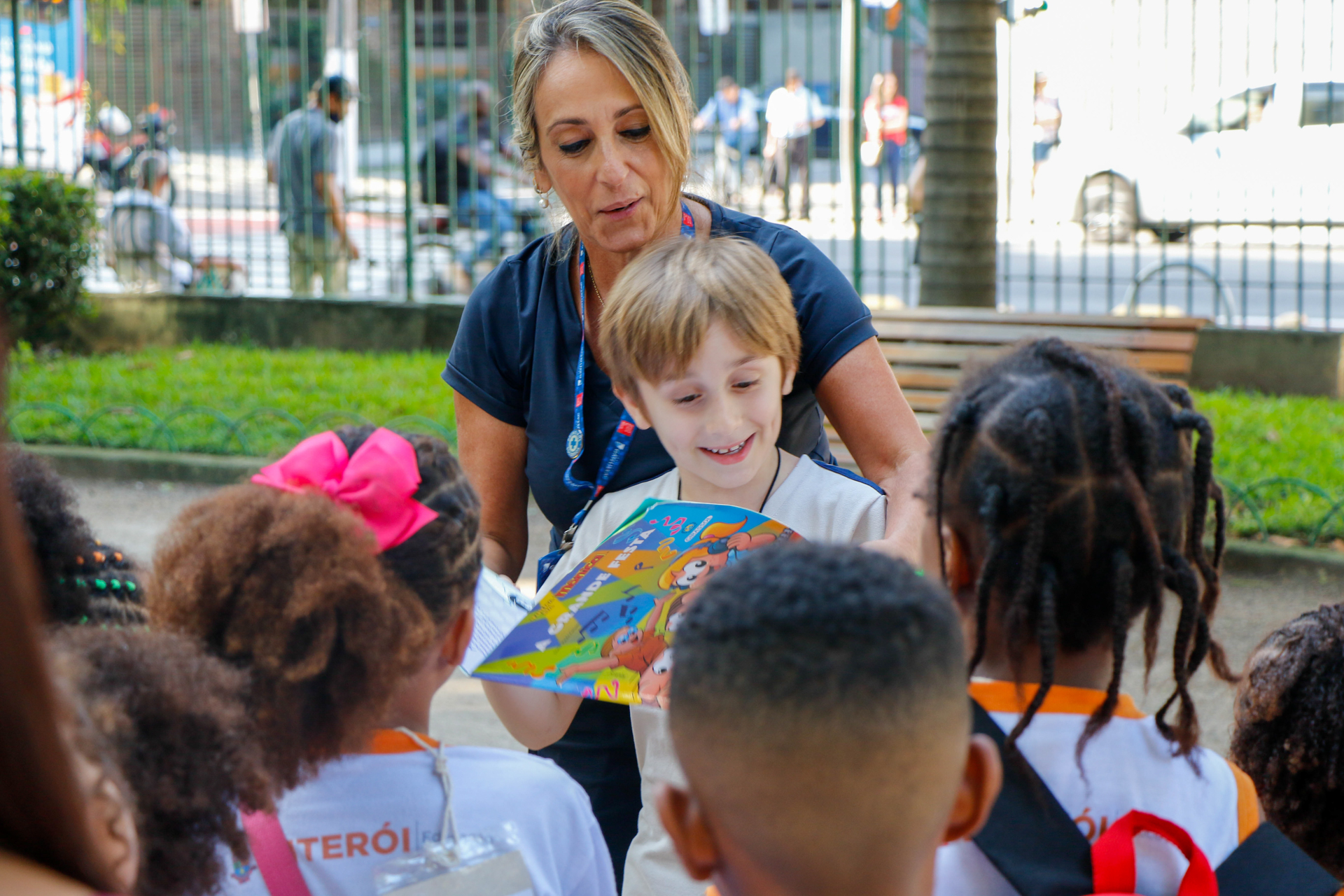 Aluno lê para crianças no Campo São Bento