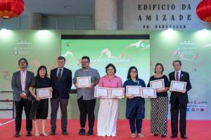 Professora recebe certificado